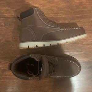 Size 10 NIB LEVI BOOT